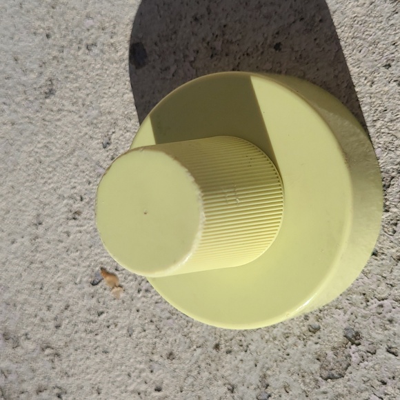 Vintage 60's glass Shaker bottle with plastic yellow bottletop - Picture 3 of 4